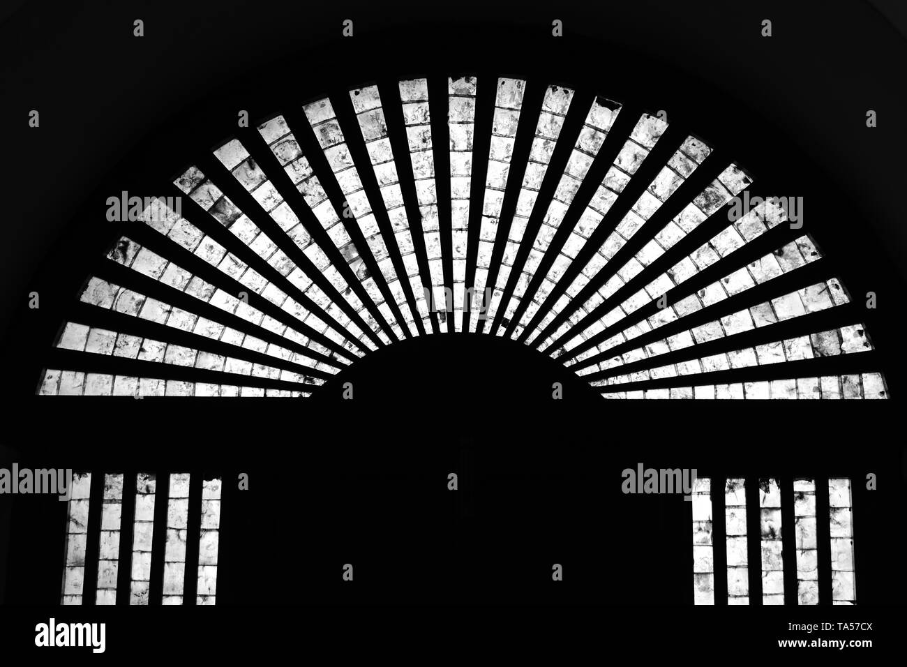 Ein Oberlicht Oyster shell Fenster in Schwarz und Weiß. Stockfoto