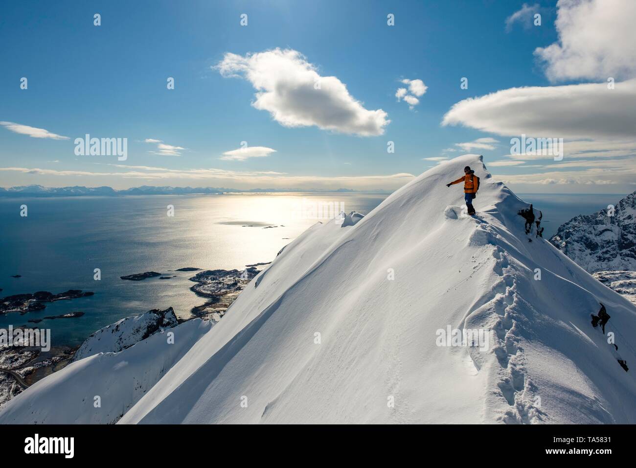Bergsteiger im Schnee auf dem Kamm des Stortinden, Svolvaer, Austvagoy, Lofoten, Norwegen Stockfoto