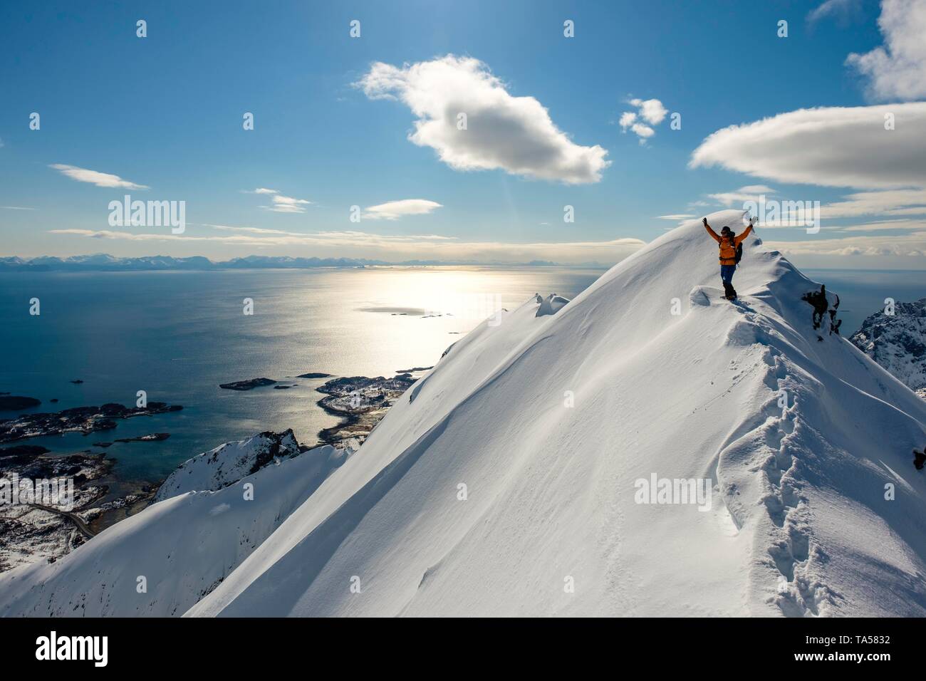 Bergsteiger im Schnee auf dem Kamm des Stortinden, Svolvaer, Austvagoy, Lofoten, Norwegen Stockfoto