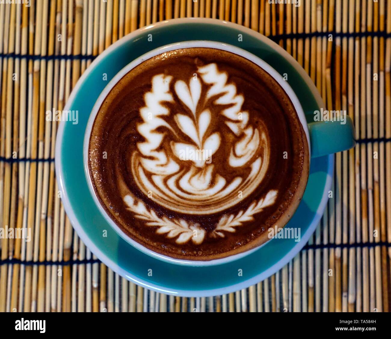 Latte, Cappuccino mit kunstvoll verzierten Milch Schaum in der Tasse, Bangkok Stockfoto
