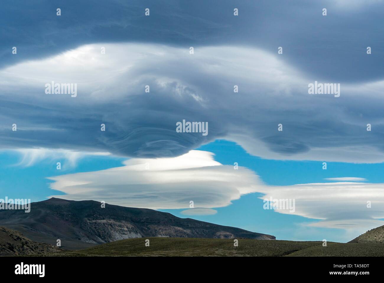 Lenticularis Wolken über die Berge am Lago Viedma, Nationalpark Los Glaciares, Provinz Santa Cruz, Patagonien, Argentinien Stockfoto