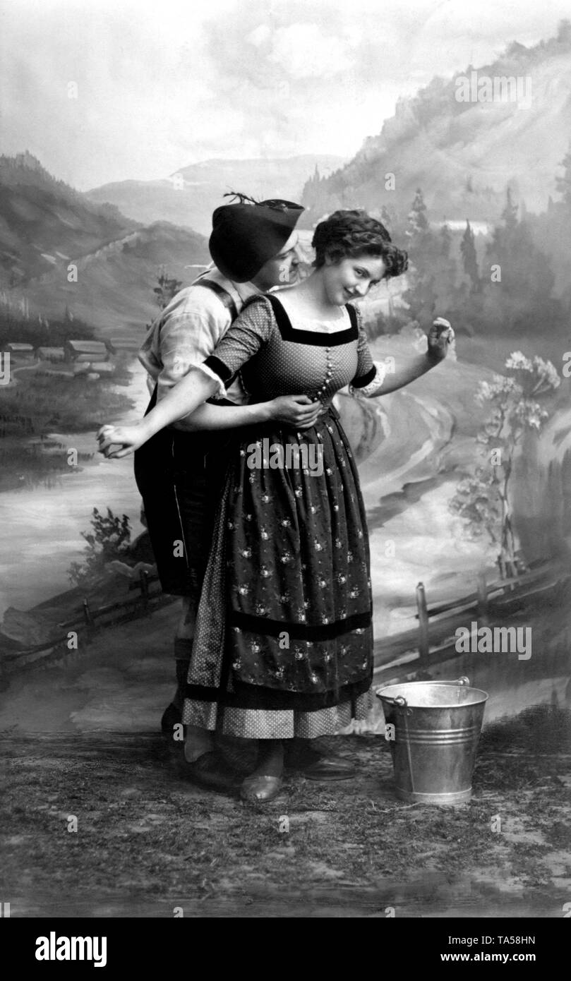 Paar, Liebhaber in bayerischer Tracht flirten, um 1930, Bayern, Deutschland Stockfoto