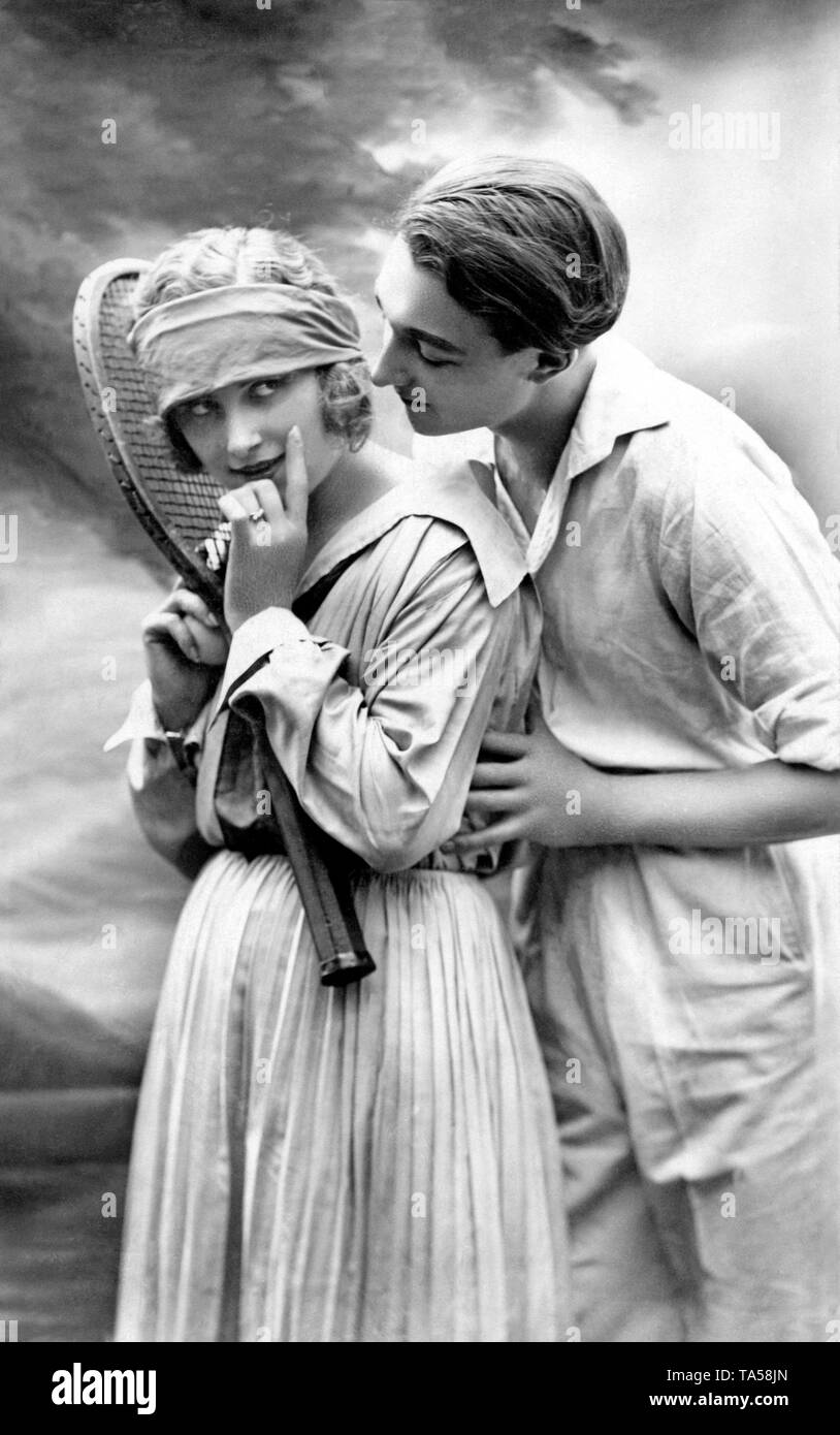 Paar, Liebhaber flirten auf dem Tennisplatz, um 1910, Deutschland Stockfoto