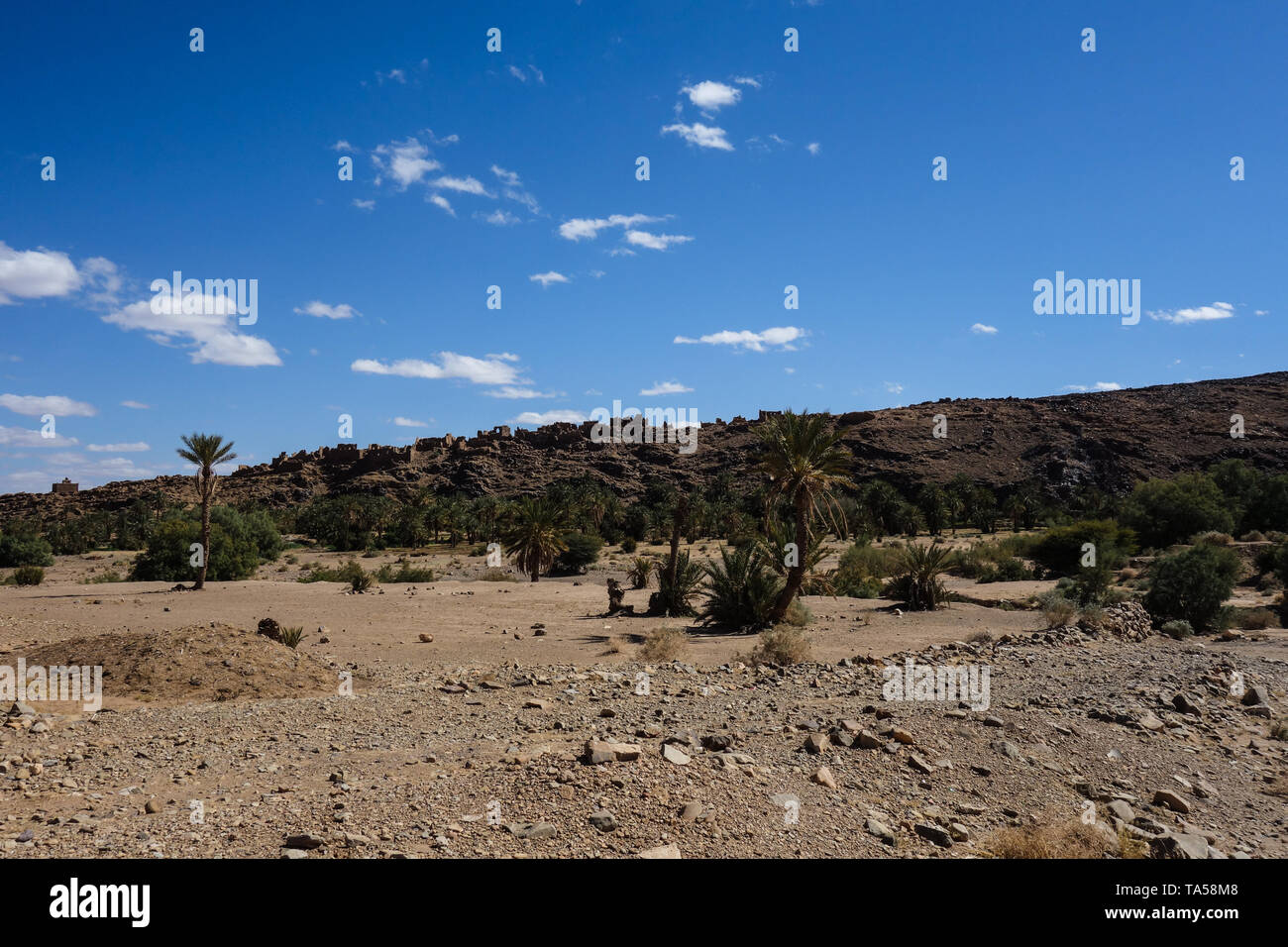 Ruinen einer alten Dorf in der Nähe der Autobahn mit einem felsigen Wüstenlandschaft auf einer Straße - Reise von Marrakesch, Fes, Marokko Stockfoto