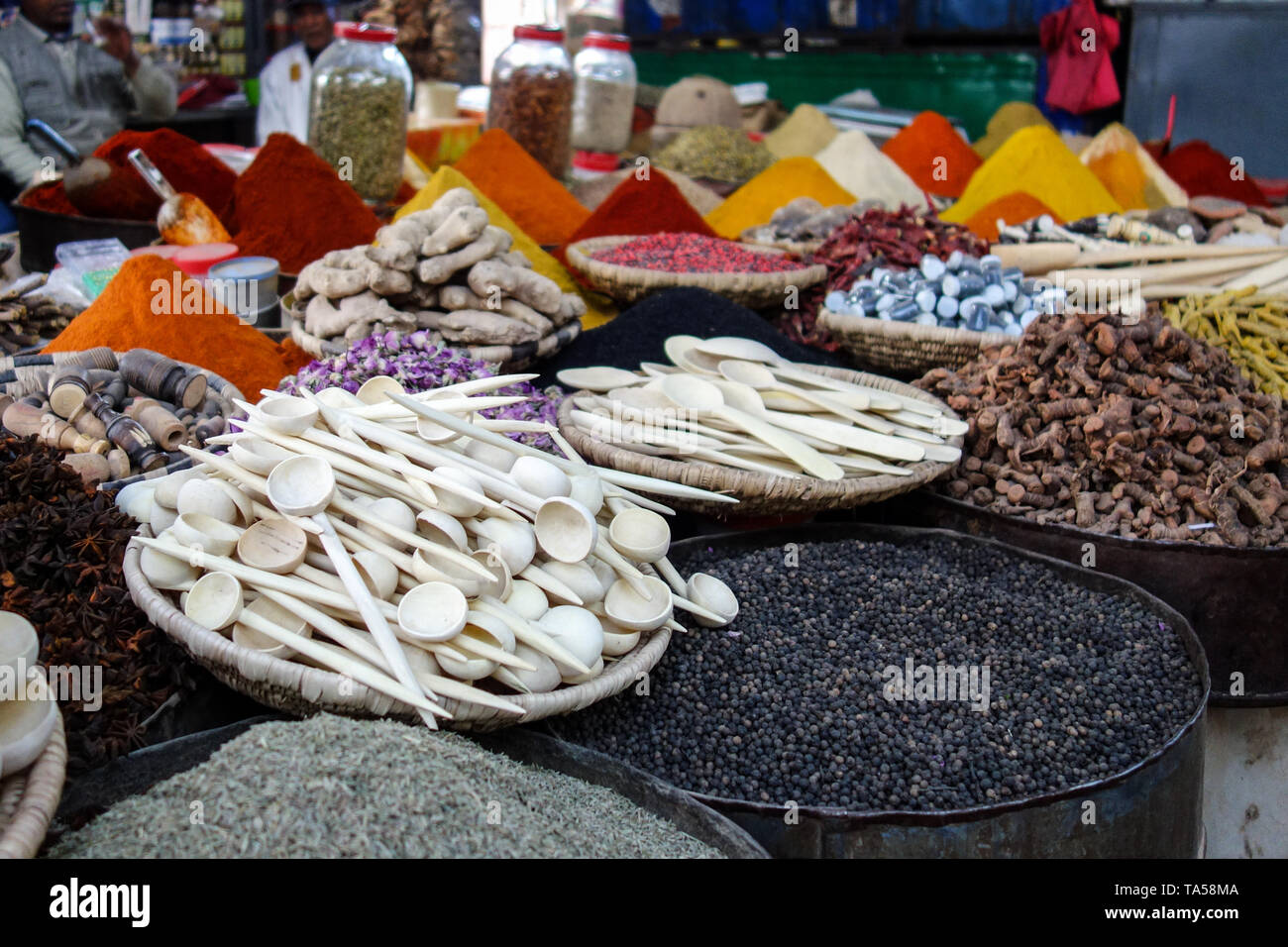 Traditionelle Apotheke mit Gewürzen, Wurzeln, Kochlöffel und lokalen Medizin auf einem Basar in Rissani, Marokko Stockfoto