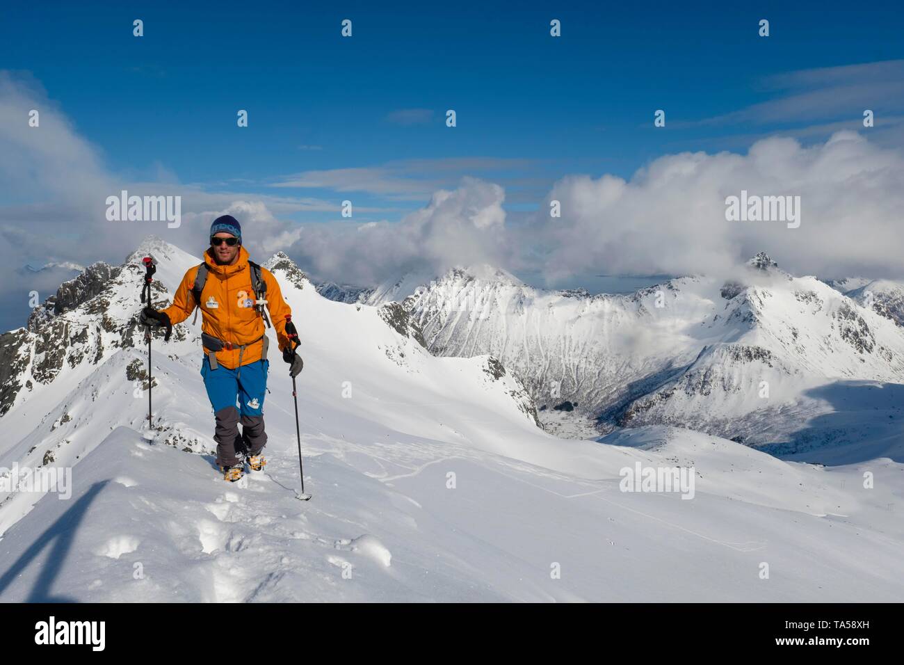 Bergsteiger auf dem Grat zu Pilan im Schnee, Austvagoy, Lofoten, Norwegen Stockfoto