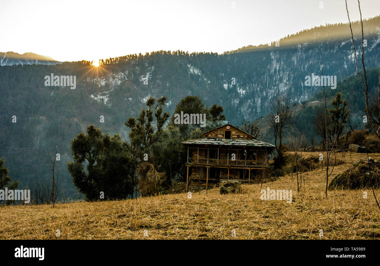 Typischen hölzernen Alpine House in himachal im Himalaya Stockfoto