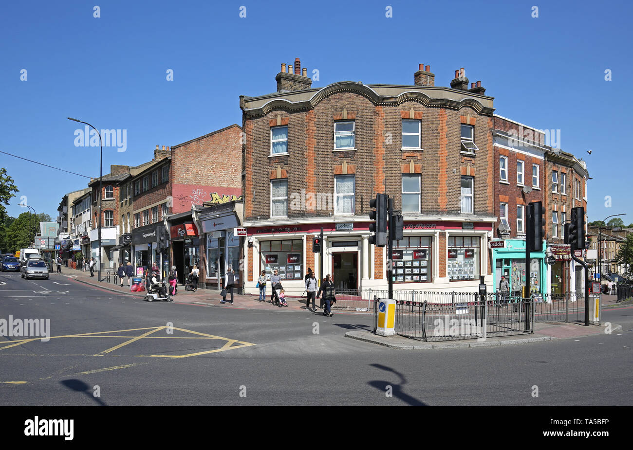 Forest Hill, South London, UK. Geschäfte und restauranrts an der Ecke der London Road und Gloucester Road. Eine wichtige Kreuzung auf der South Circular Road. Stockfoto