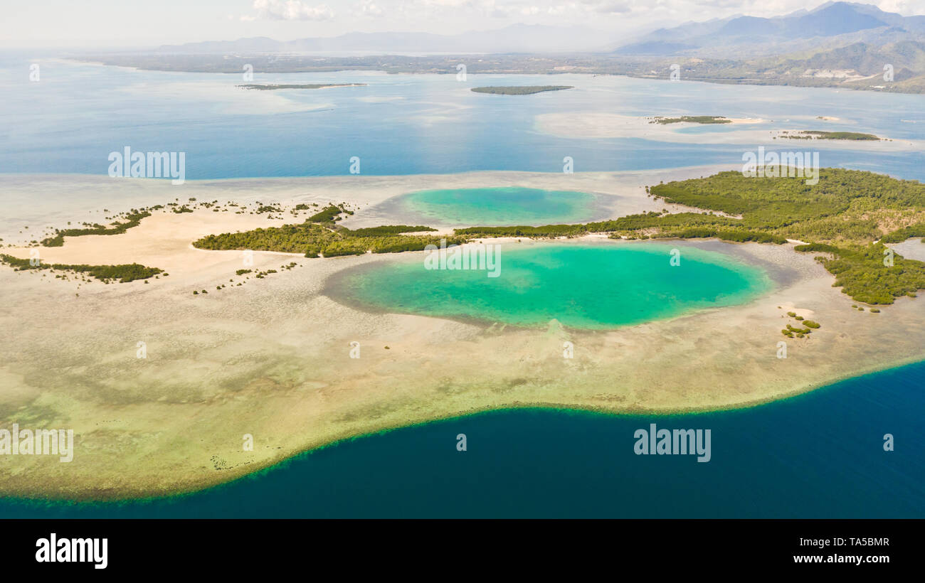 Tropische Insel mit Mangroven und türkisfarbenen Lagunen auf einem Korallenriff, Ansicht von oben. Fraser Island, marine Honda Bay, Philippinen. Atolle mit Lagunen und weißem Sand. Stockfoto