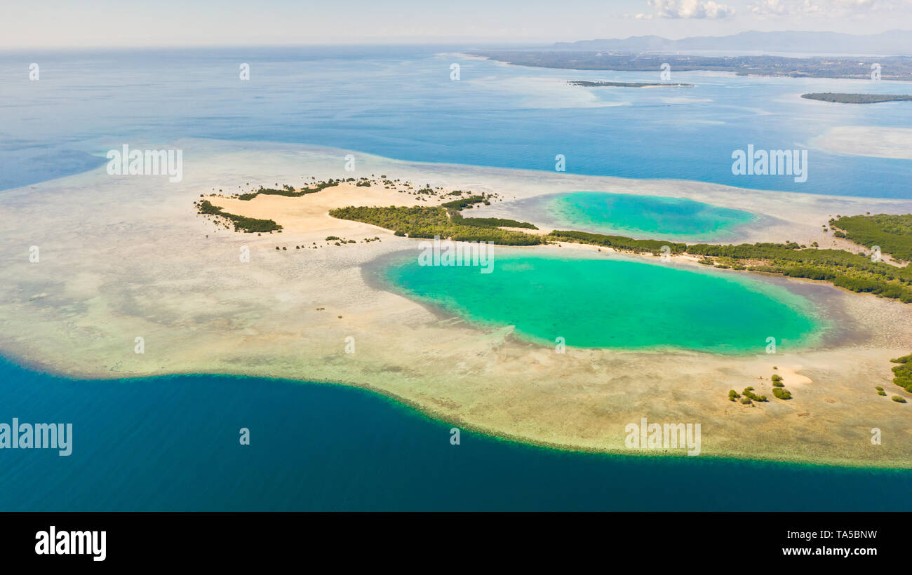 Tropische Insel mit Mangroven und türkisfarbenen Lagunen auf einem Korallenriff, Ansicht von oben. Fraser Island, marine Honda Bay, Philippinen. Atolle mit Lagunen und weißem Sand. Stockfoto