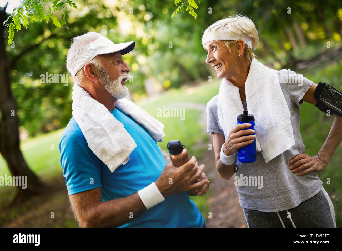 Reifes Paar tut Sport im Freien. Gesunder Lebensstil Konzept Stockfoto