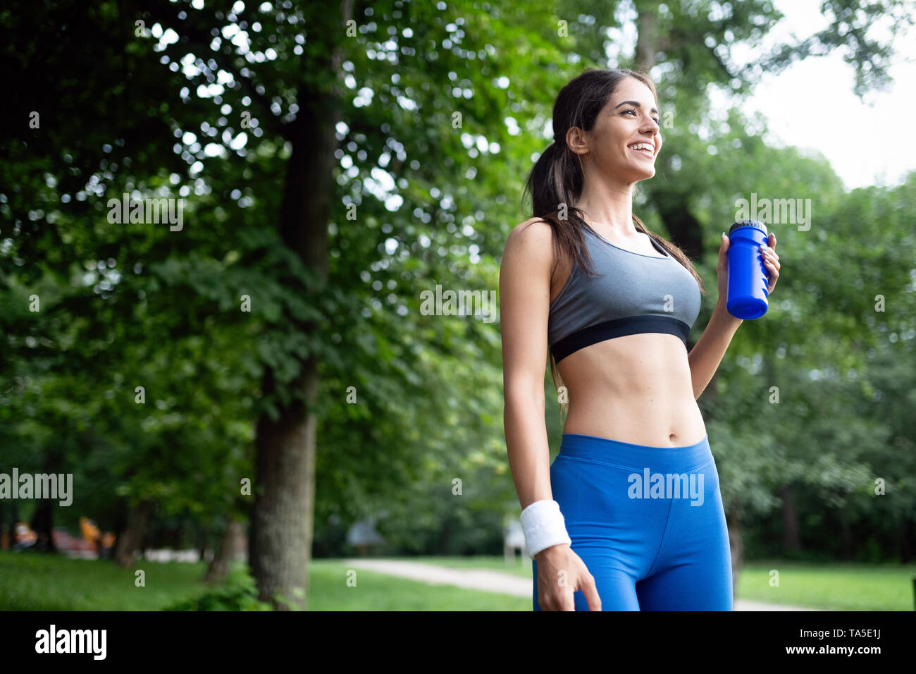 Portrait von athletische Frau ausruhen nach Laufen in der Natur Stockfoto