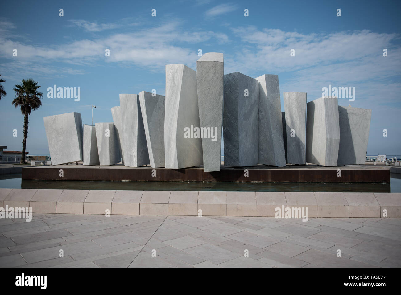 Skulptur namens Le Vele auf der Strandpromenade von Marina di Massa Stockfoto