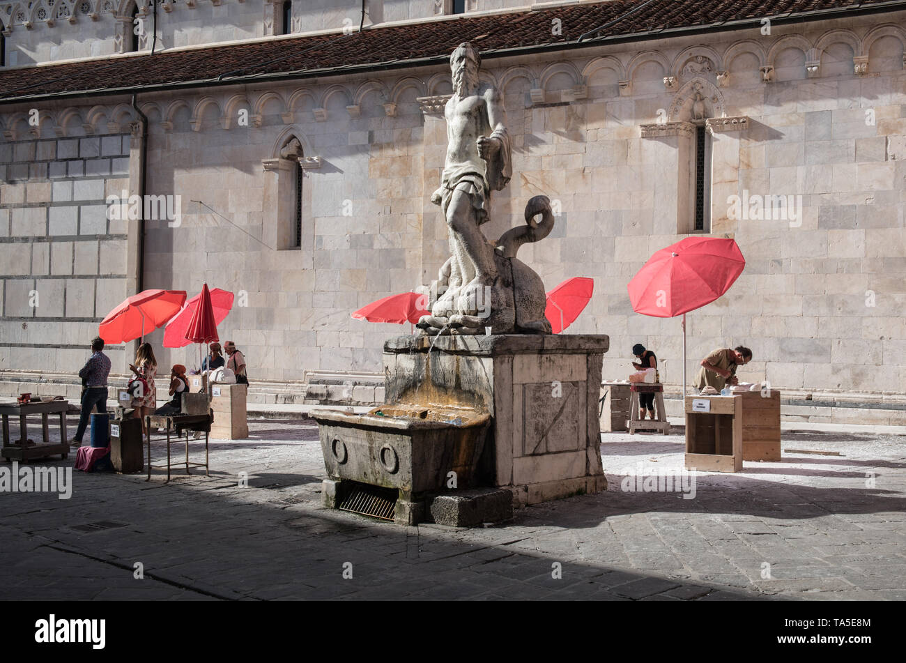 Während Carrara Marmor Carrara, ein open air Bildhauer Studio im Zentrum der Stadt Stockfoto