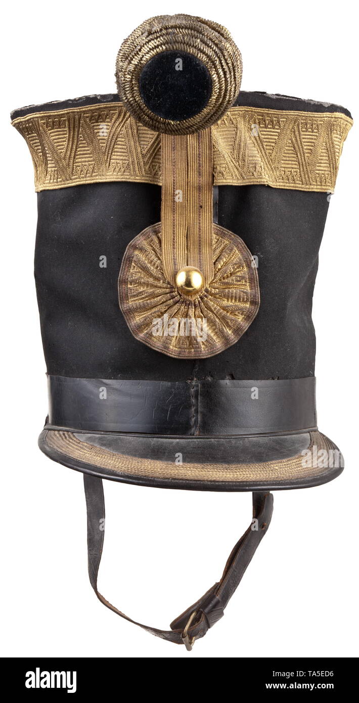 Ein shako für einen Offizier der kaiserlichen und königlichen Infanterie, um 1830 Tall black Nadelfilz, komplett mit breiten Umgebung gold Braid für Subalternen (Leutnant, Oberleutnant), mit goldene Rosette auf der Vorderseite, das Visier mit Gold Trim. Den Deckel mit dem schwarzen Lack oben. Aus braunem Leder, schweißband und roter Seide Futter auf der Innenseite, Größe 56. Komplett mit original Leder Lack Kinnriemen. Teilweise leicht beschädigt, Zeichen des Alters. Nur leicht abgenutzt, in sehr gutem Zustand. Sehr selten. historischen, geschichtlichen, Imperial, Österreich,, Additional-Rights - Clearance-Info - Not-Available Stockfoto