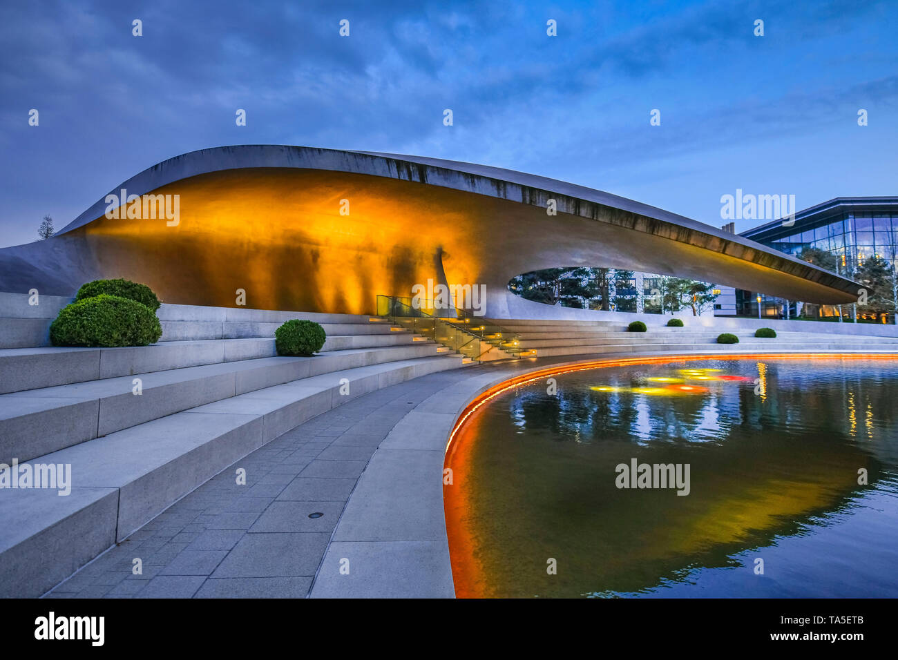 Lagune, Porsche Pavillon, VW Autotown, Wolfsburg, Niedersachsen, Deutschland, Lagune, Porsche-Pavillon, VW Autostadt, Niedersachsen, Deutschland Stockfoto