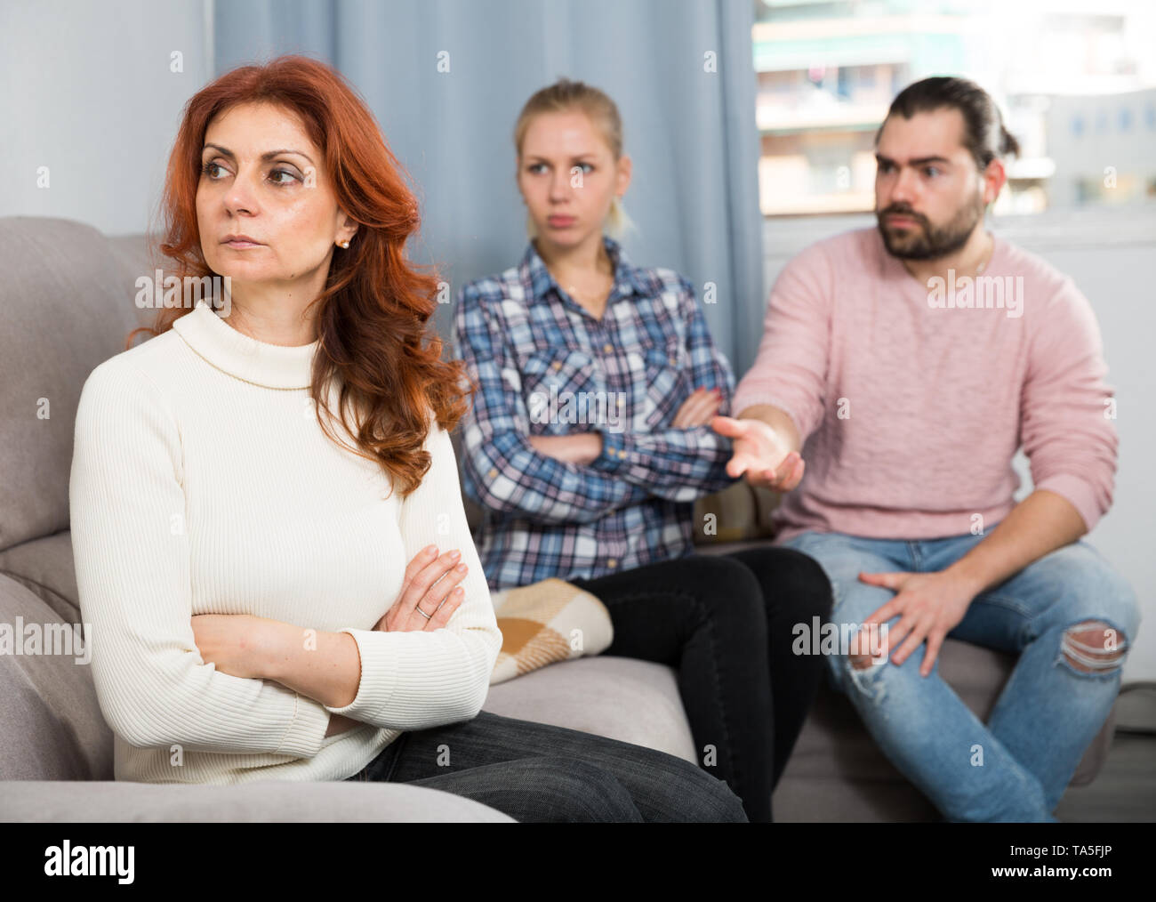 Junge schwere Paar hat eine Familie stressige Gespräch zu Hause Stockfoto