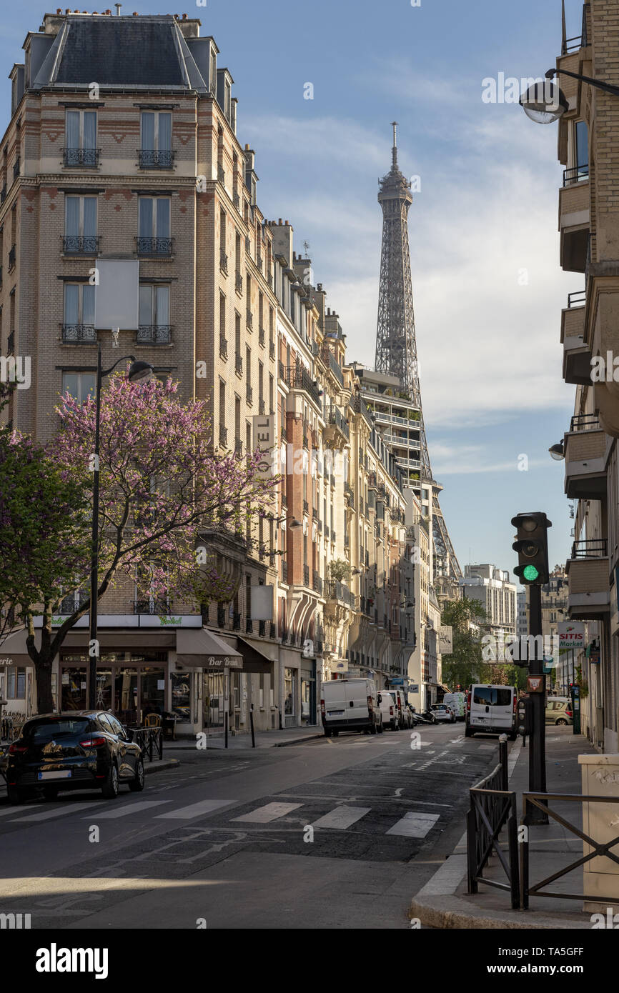 Paris, Frankreich, Europa: 2019/04: - Tour Eiffel (Eiffelturm) (15 Min. zu Fuß) von der Kreuzung der Rue Saint Charles und Rue Rouelle in gesehen Stockfoto