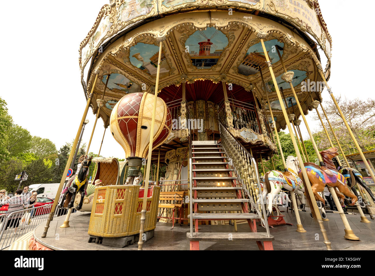 Aufnahme der klassischen Stil bunte spinnen Merry-go-round in Paris, Frankreich. Avenue Gustave V de eingepreßtem Muster, gleich neben dem Warschauer Brunnen und vor Stockfoto