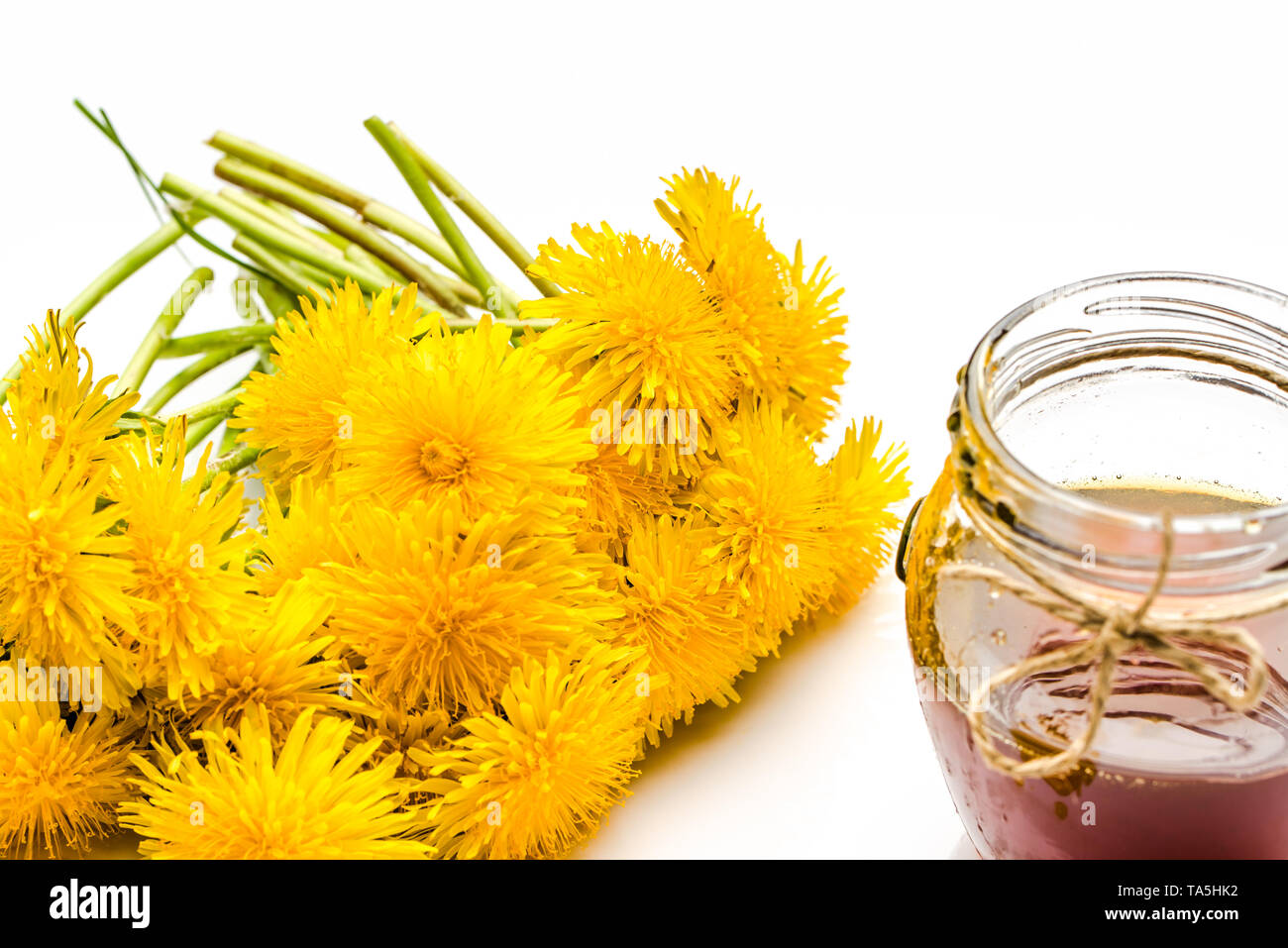 Löwenzahn Blume Honey Jar. Wildflower Honig auf weißem Hintergrund. Stockfoto