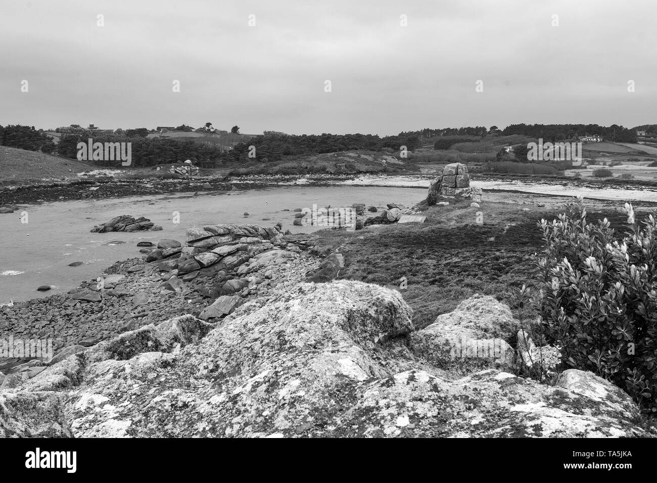 Porth Hellick aus Carn Nore, St. Mary's, Isle of Scilly, UK: Schwarz und Weiss Stockfoto