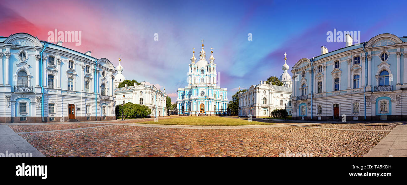 Sankt Petersburg, Ansicht der Smolny Kathedrale, Russland. Panorama bei Sonnenuntergang. Stockfoto