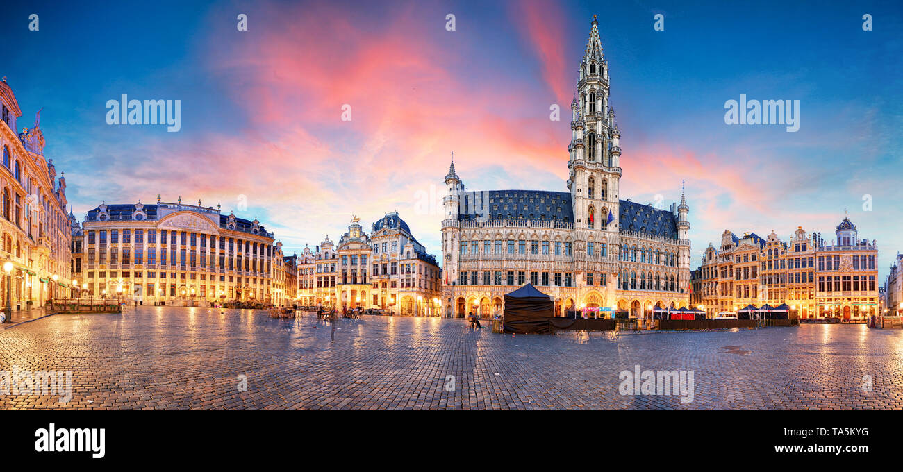 Brüssel - Panorama der Grand Place bei Sonnenaufgang, Belgien Stockfoto