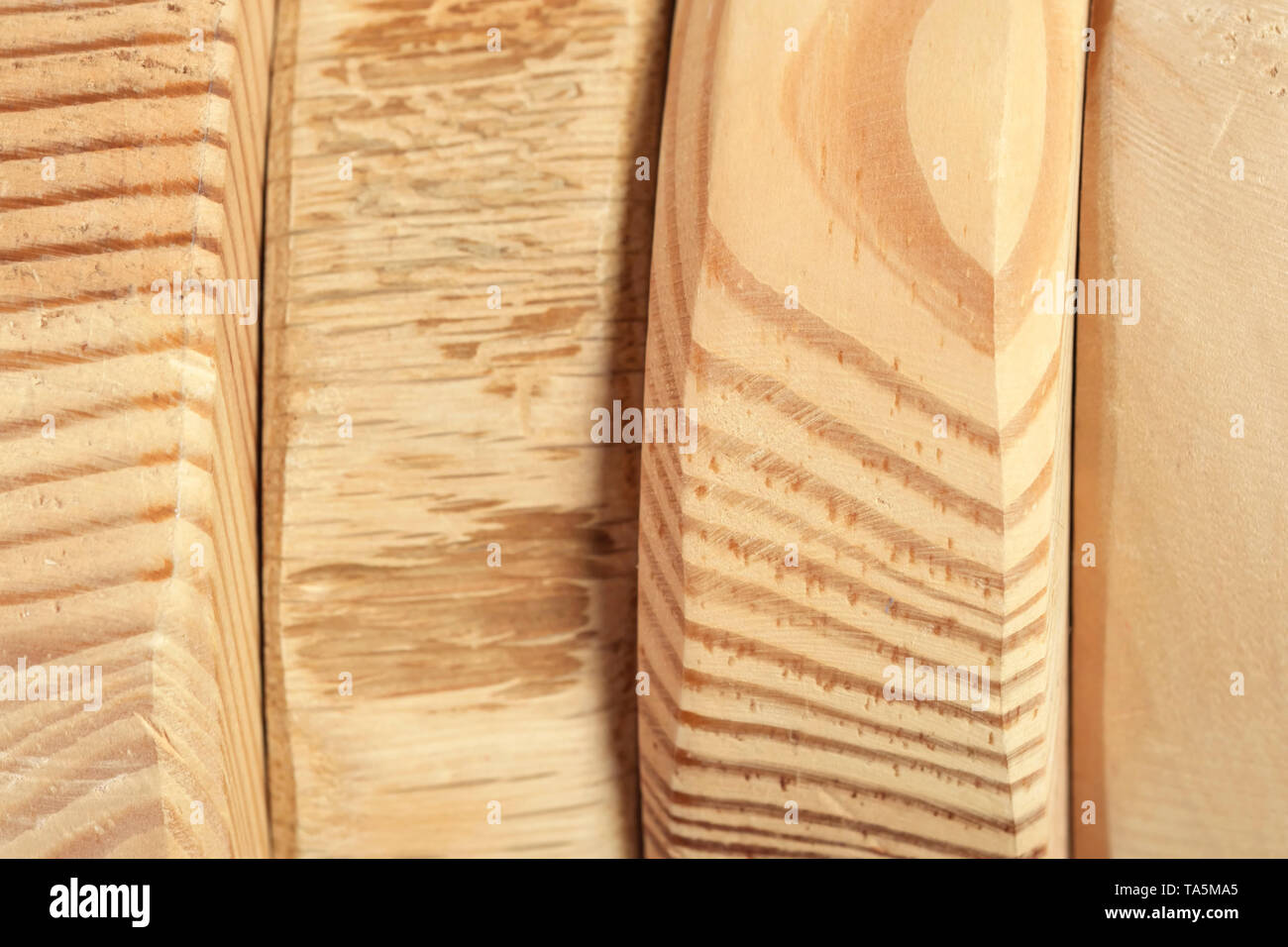 Holz- Pyramide von verarbeitetem Holz der verschiedenen Texturen Nahaufnahme Makro Foto Hintergrund Stockfoto