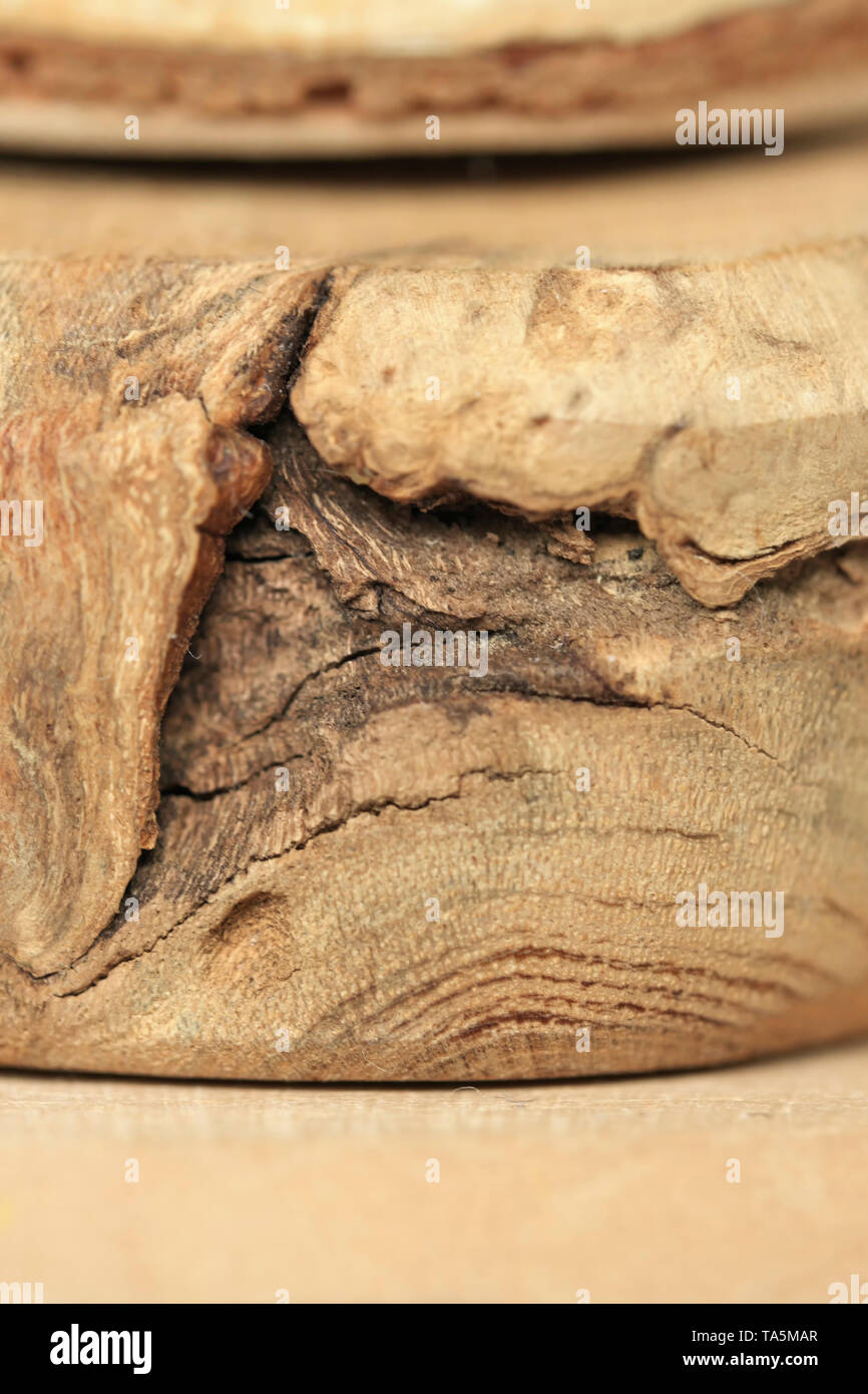 Holz- Pyramide von verarbeitetem Holz der verschiedenen Texturen Nahaufnahme Makro Foto Hintergrund Stockfoto