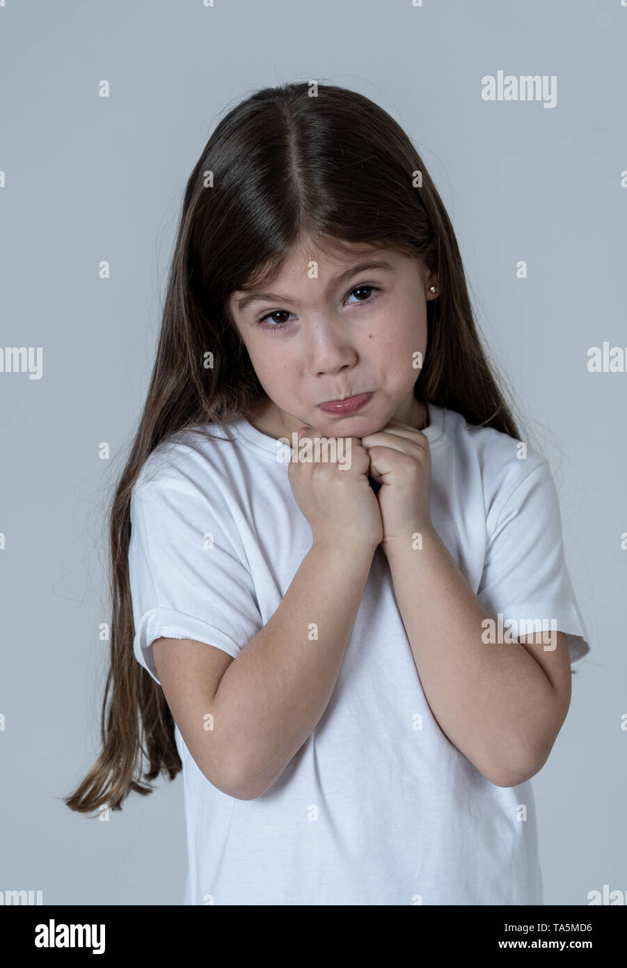 Portrait von eine nette junge schüchterne Mädchen suchen Tut uns Leid und schüchtern in die Kamera um Vergebung bitten. In Mimik und Kinder verhalten Psychologie. Stockfoto