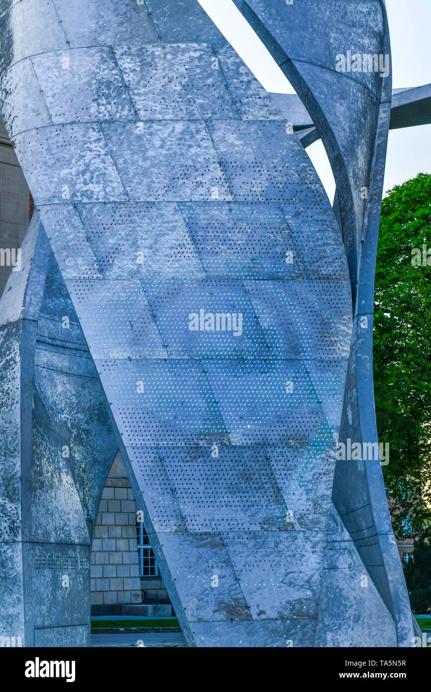 Das von Daniel Libeskind culpture' 'Tragfläche'' vor dem Siemens Verwaltungsgebäude, Rohr Dam, Siemensstadt, Spandau, Berlin, Deutschland', Skulptur von Da Stockfoto