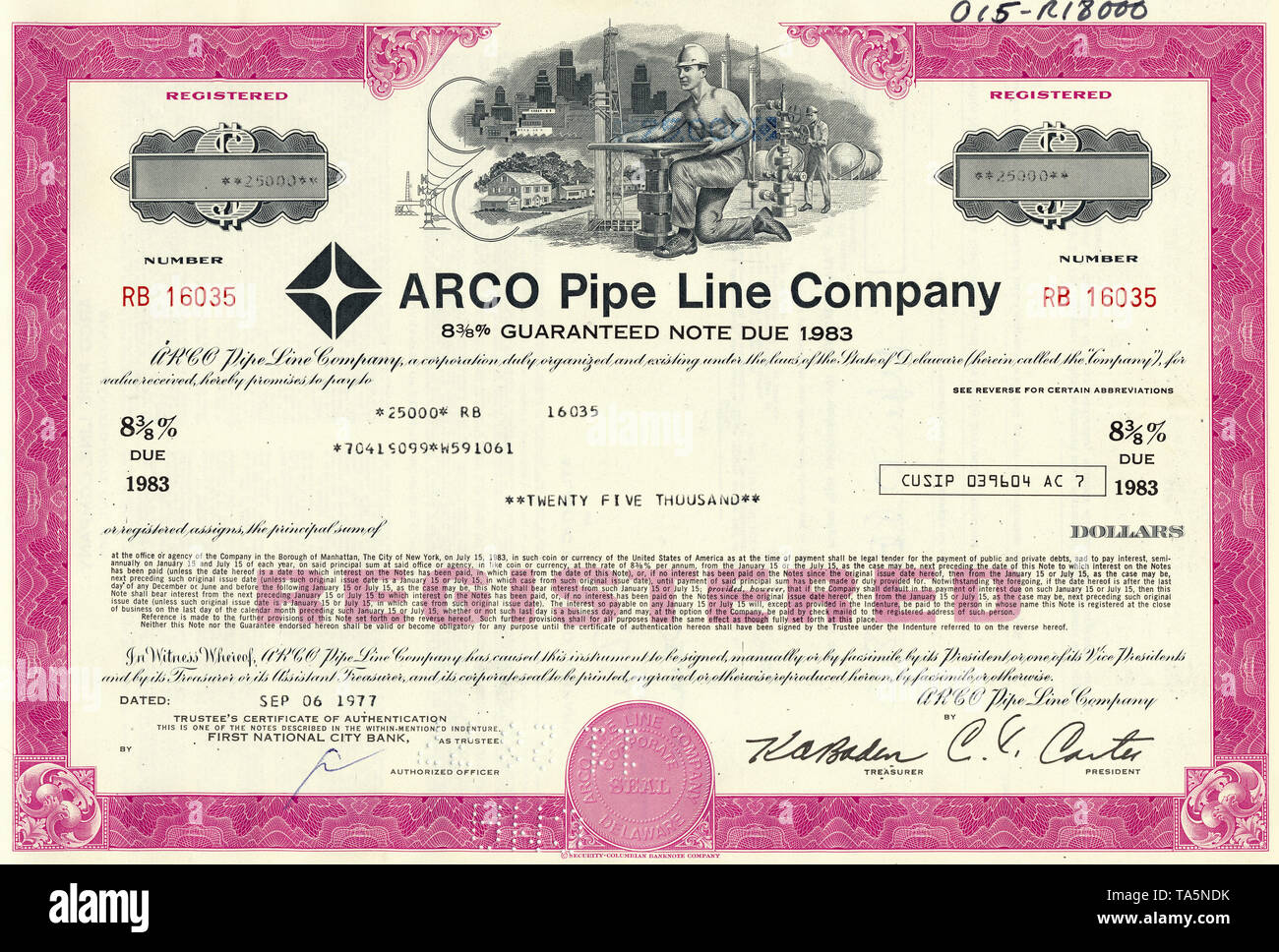 Historische Zertifikat eines Öl- und Gasunternehmen, Atlantic Richfield Company, jetzt Teil von BP, ARCO Pipe Line Company, Delaware, USA, 1977, Wertpapier, historische Aktie, Mineralöl- und Erdgasunternehmen, Öl-Pipeline, Motiv: Ein Mann öffnet ein Ventil einer Pipeline, im Hintergrund Bohrtürme, Öltanks und eine Stadt, Atlantic Richfield Company, heute ein Teil von BP, ARCO Pipe Line Company, 1977, Delaware, USA Stockfoto