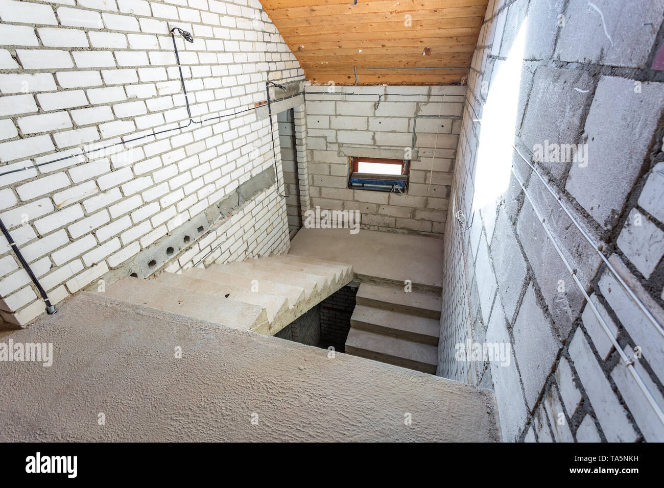 Leere im Innenbereich im Haus ohne Reparatur mit weißen Silikat Mauerwerk Stockfoto
