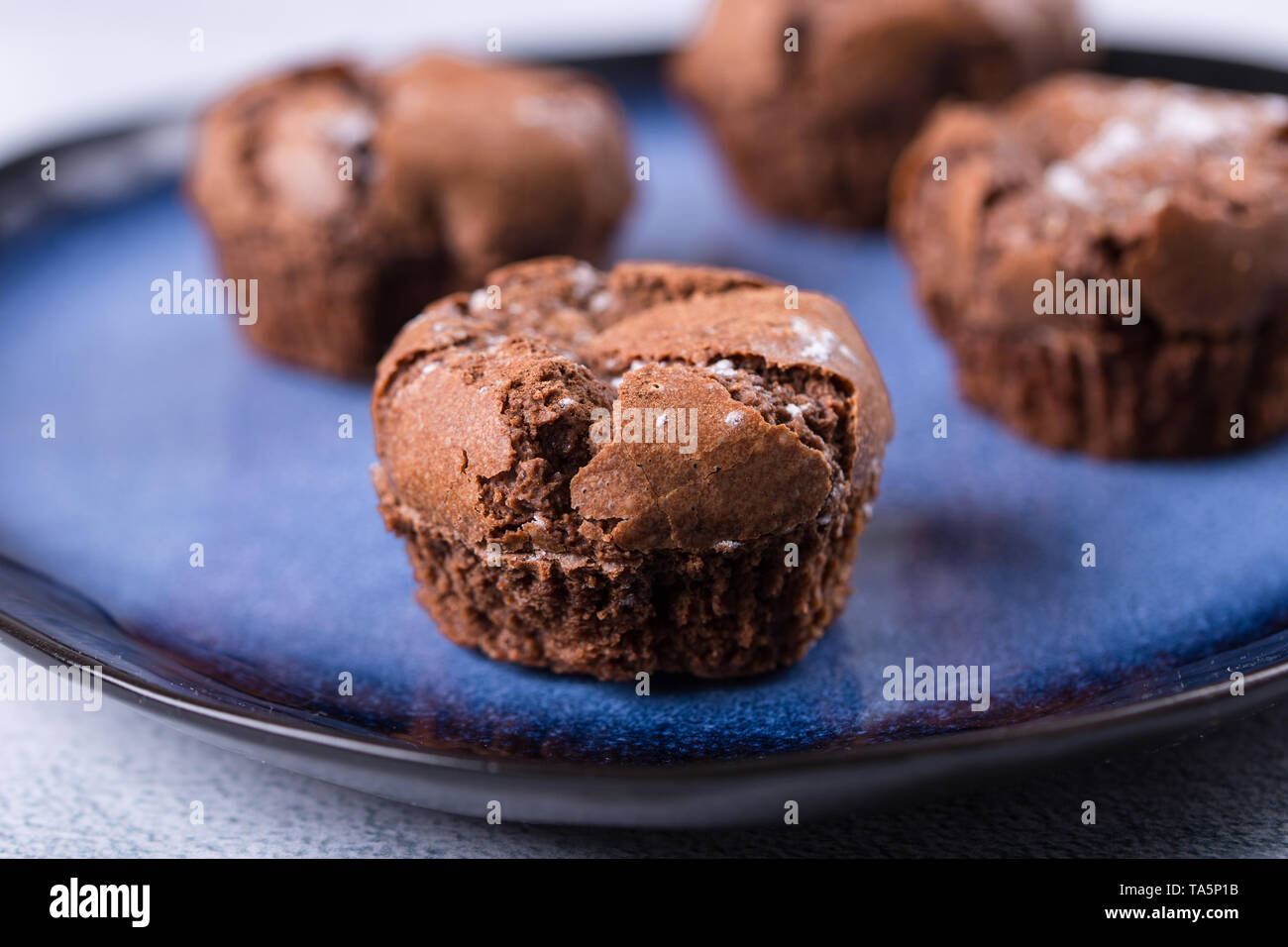 Köstliche Dessert mit einem verschwommenen Hintergrund. Mafins auf der Platte Stockfoto