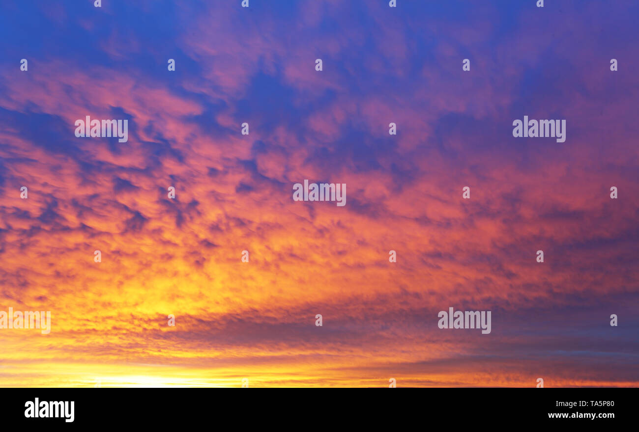 Himmel mit dramatischer Sonnenaufgang Stockfoto