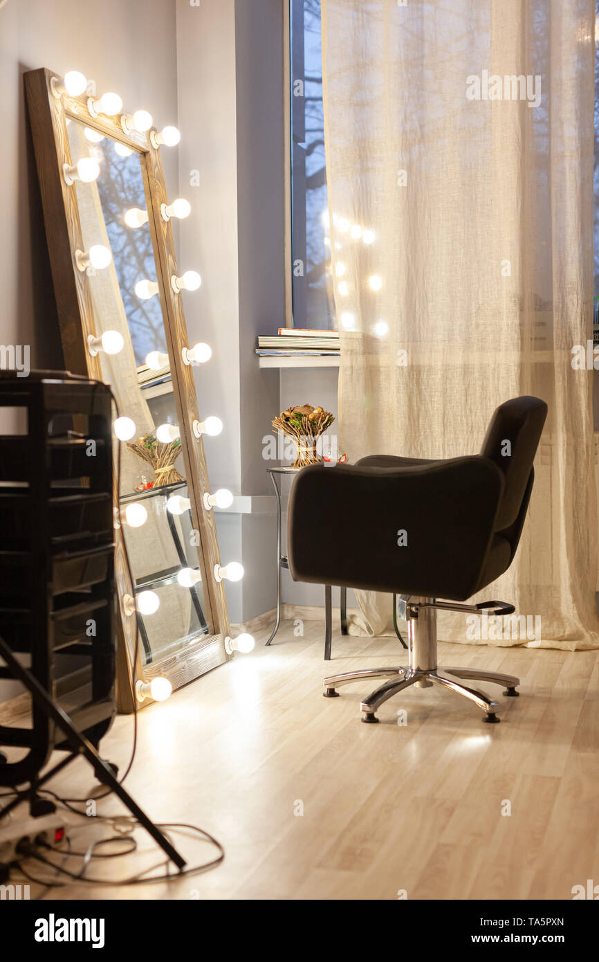 Arbeitsplatz Stylist Friseur Make Up Artist Beauty Salon Schwarz Lehrstuhl Fur Client Gegenuber Grossen Spiegel Mit Lampen Um Den Umfang Herum Stockfotografie Alamy