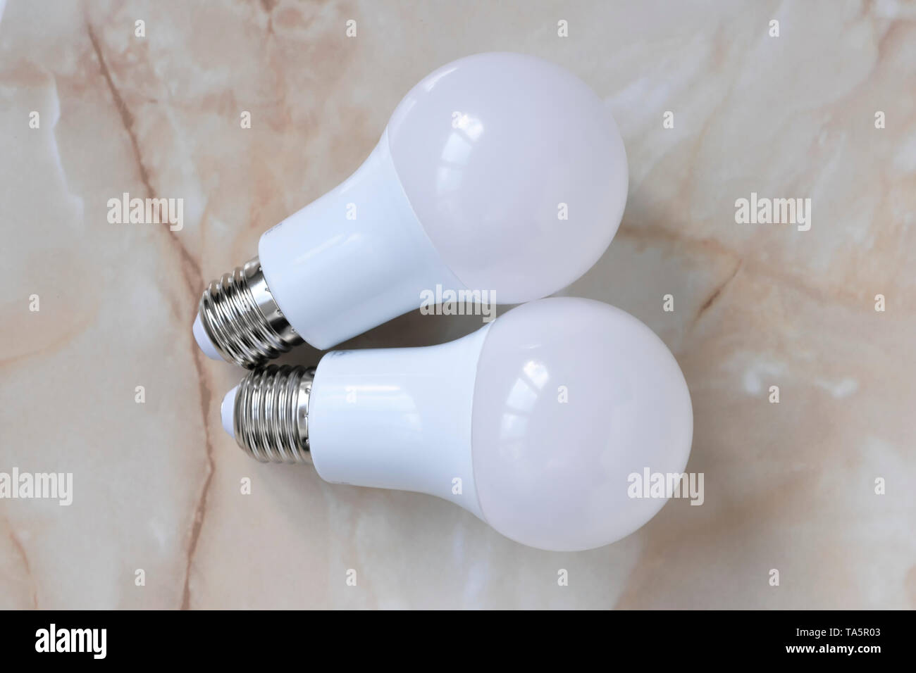 Beleuchtung elektrische Lampen für Wohnräume LED-close-up liegen auf dem Tisch Stockfoto