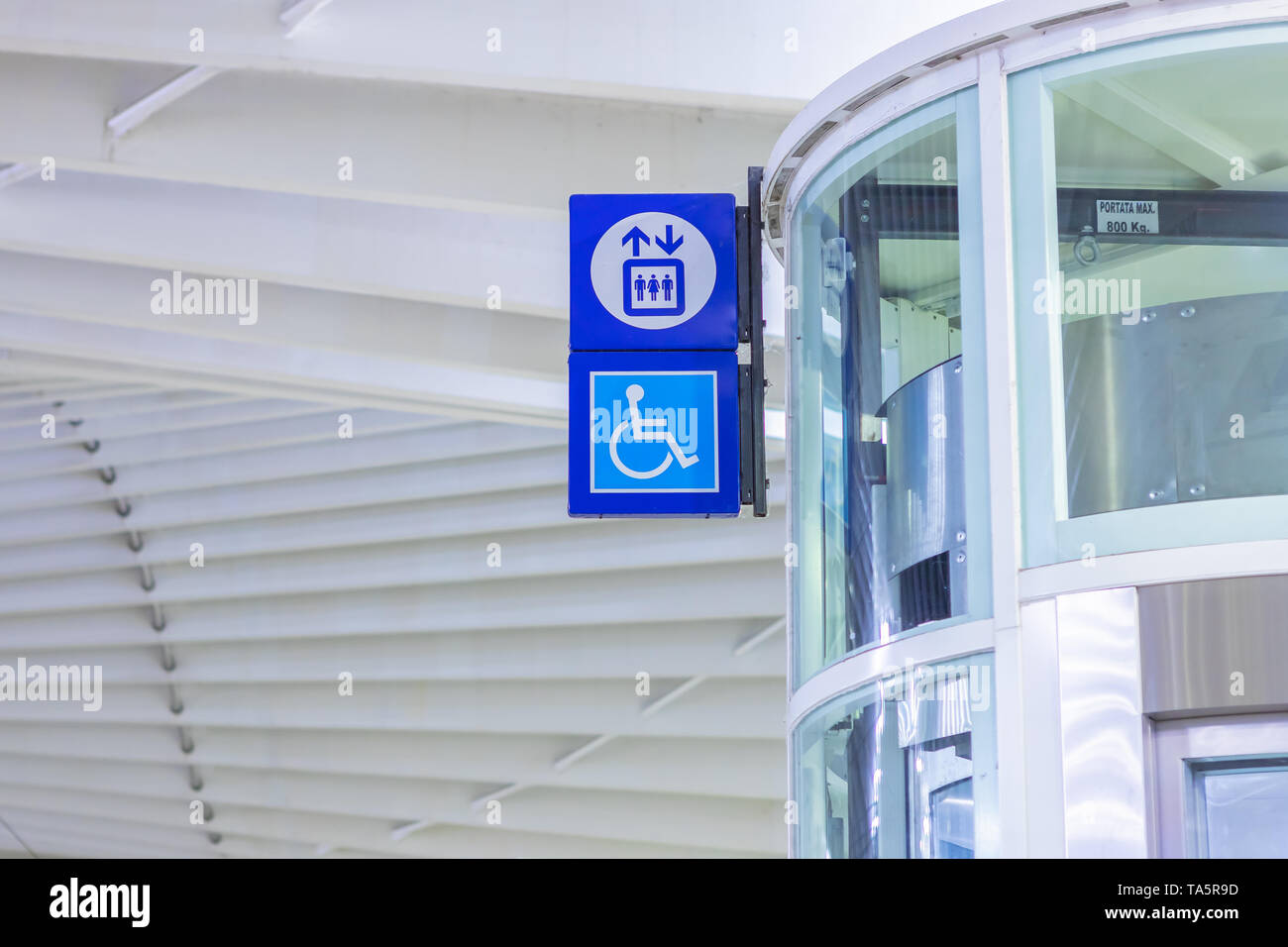 Reggio Emilia, Italien, 16. Mai 2019: high speed Bahnhof Reggio Emilia, Signal für in der Nähe von Fahrstuhl deaktiviert. Stockfoto