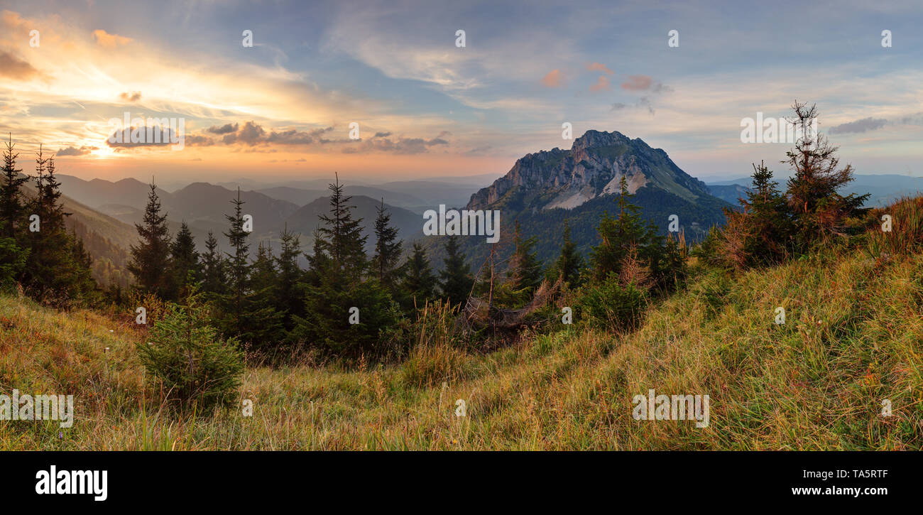 Panoramablick auf die Berge fallen sunset Landschaft, Rozsutec Stockfoto