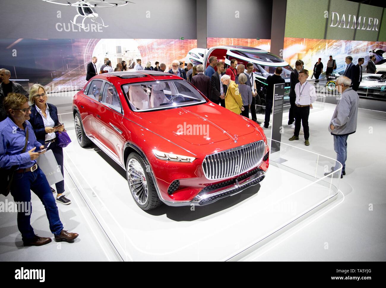 Berlin, Deutschland. 22. Mai, 2019. Am Anfang der Daimler Hauptversammlung Aktionäre wird ein Blick auf die Mercedes-Maybach ultimative Luxus Vision im Fahrzeug Showroom. Die Aktionäre entscheiden über die neue Struktur der Gruppe, die für einen SPLIT in drei rechtlich selbständige AGs unter dem Dach einer gemeinsamen Holding. Zusätzlich, CEO Zetsche übergibt das Ruder an seinen Nachfolger Källenius. Credit: Kay Nietfeld/dpa/Alamy leben Nachrichten Stockfoto