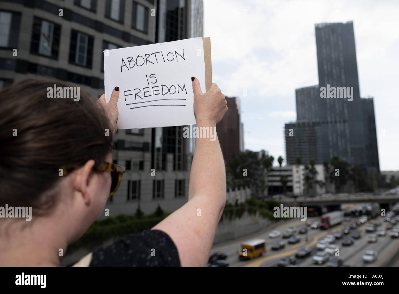 Mai 21, 2019 - Los Angeles, CA, Vereinigte Staaten - Ein Aktivist gesehen mit einem Plakat, das sagt, Abtreibung ist Freiheit während des Protestes.. Frauenrechtlerinnen gegen Einschränkungen der Abtreibungen nach Alabama die restriktivste Abtreibung verbietet in den USA bestanden protestiert. Ähnliche Stop die Verbote Aktionstag für das Recht auf Schwangerschaftsabbruch Kundgebungen im ganzen Land abgehalten wurden. (Bild: © RONEN Tivony/SOPA Bilder über ZUMA Draht) Stockfoto