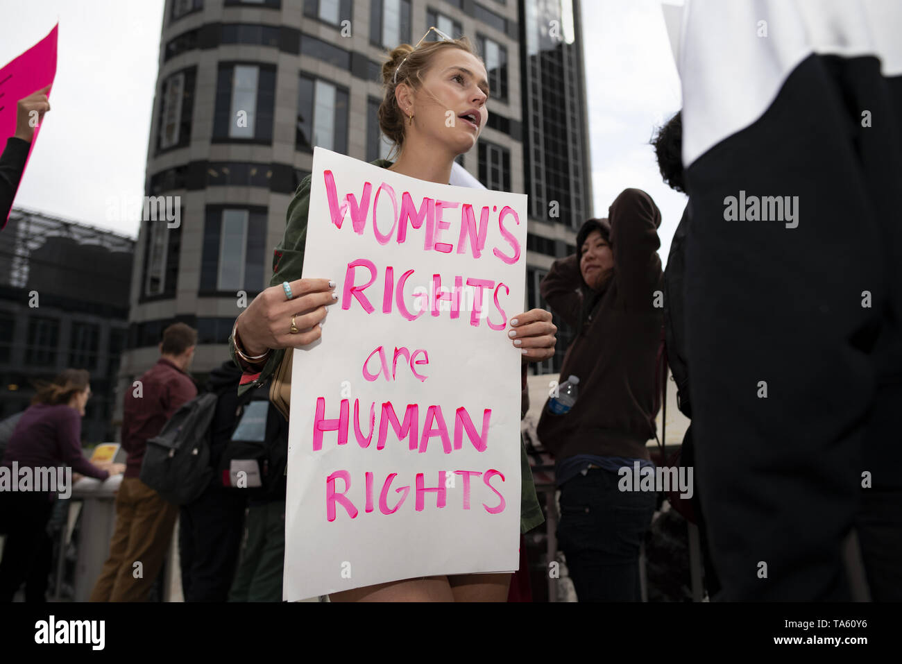 Mai 21, 2019 - Los Angeles, CA, Vereinigte Staaten - Ein Aktivist gesehen Holding eine Plakette, die besagt, dass die Rechte der Frauen Menschenrechte sind während des Protestes.. Frauenrechtlerinnen protestierten gegen Einschränkungen der Abtreibungen nach Alabama die restriktivste Abtreibung verbietet in den USA weitergegeben. Ähnliche Stop die Verbote Aktionstag für das Recht auf Schwangerschaftsabbruch Kundgebungen im ganzen Land abgehalten wurden. (Bild: © RONEN Tivony/SOPA Bilder über ZUMA Draht) Stockfoto