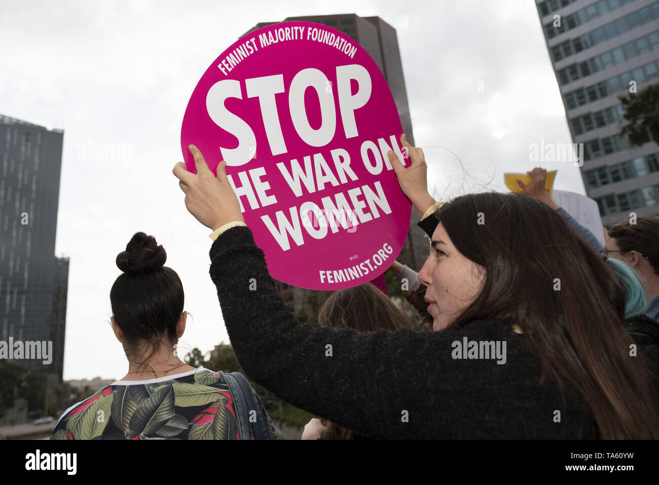 Mai 21, 2019 - Los Angeles, CA, Vereinigte Staaten - Ein Aktivist gesehen mit einem Plakat, das sagt, Stoppt den Krieg auf Frauen während des Protestes.. Frauenrechtlerinnen protestierten gegen Einschränkungen der Abtreibungen nach Alabama die restriktivste Abtreibung verbietet in den USA weitergegeben. Ähnliche Stop die Verbote Aktionstag für das Recht auf Schwangerschaftsabbruch Kundgebungen im ganzen Land abgehalten wurden. (Bild: © RONEN Tivony/SOPA Bilder über ZUMA Draht) Stockfoto