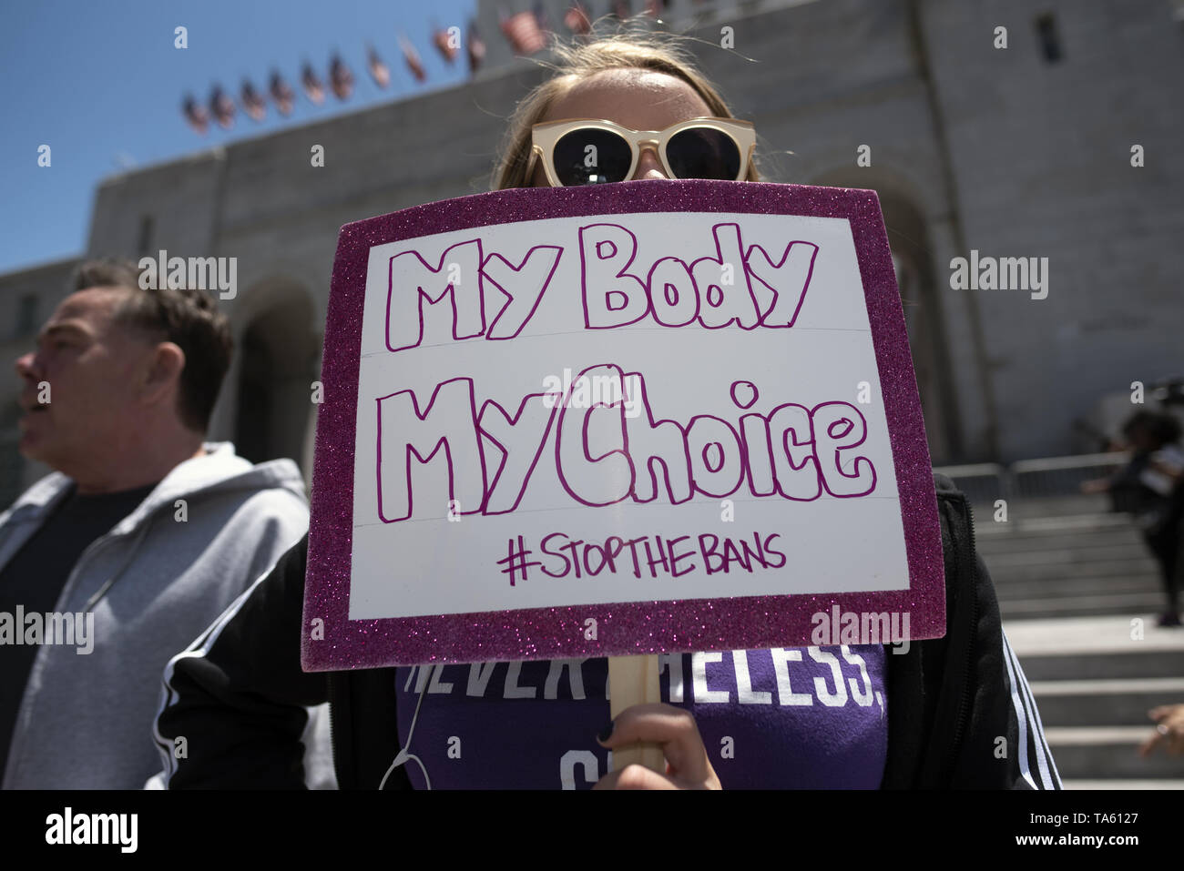Mai 21, 2019 - Los Angeles, CA, Vereinigte Staaten - Ein Aktivist gesehen mit einem Plakat, das sagt mein Körper meine Wahl während des Protestes.. Frauenrechtlerinnen protestierten gegen Einschränkungen der Abtreibungen nach Alabama die restriktivste Abtreibung verbietet in den USA weitergegeben. Ähnliche Stop die Verbote Aktionstag für das Recht auf Schwangerschaftsabbruch Kundgebungen im ganzen Land abgehalten wurden. (Bild: © RONEN Tivony/SOPA Bilder über ZUMA Draht) Stockfoto