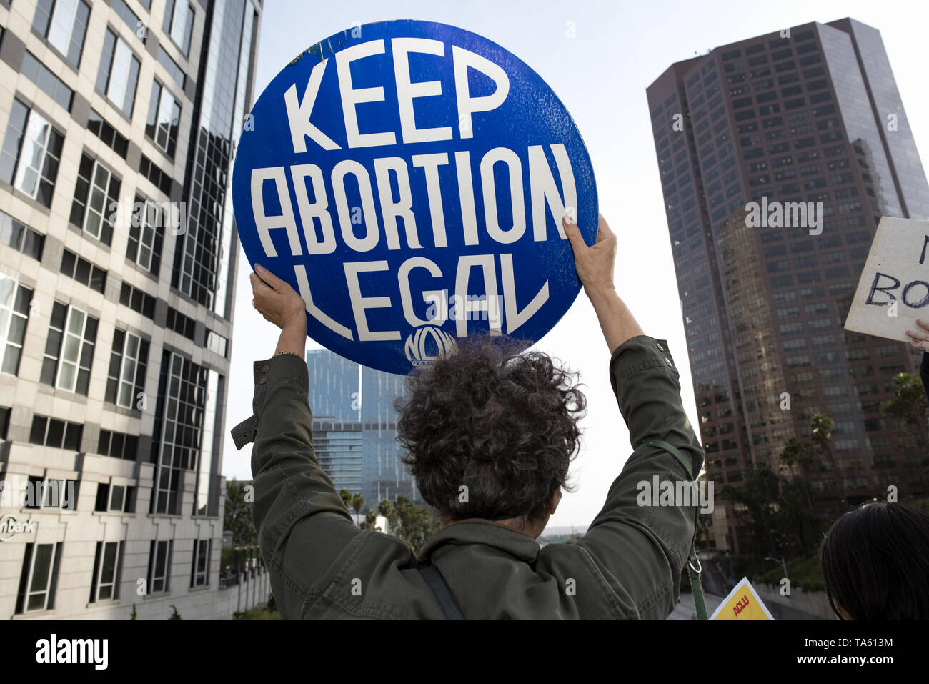 Mai 21, 2019 - Los Angeles, CA, Vereinigte Staaten - Ein Aktivist gesehen Holding eine Plakette, die besagt, dass Abtreibung legal während des Protestes halten. Frauenrechtlerinnen protestierten gegen Einschränkungen der Abtreibungen nach Alabama die restriktivste Abtreibung verbietet in den USA weitergegeben. Ähnliche Stop die Verbote Aktionstag für das Recht auf Schwangerschaftsabbruch Kundgebungen im ganzen Land abgehalten wurden. (Bild: © RONEN Tivony/SOPA Bilder über ZUMA Draht) Stockfoto