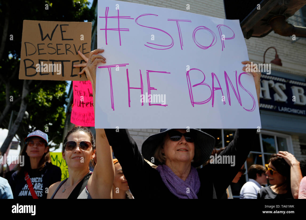 Los Angeles, USA. 21 Mai, 2019. Menschen nehmen an einer Kundgebung in Los Angeles, USA, am 21. Mai 2019. Dutzende von Kundgebungen wurden Dienstag in den großen Städten im Süden Kaliforniens hielt die wachsende Zahl von Staaten, restriktive Abtreibung Gesetze und Rechte von Frauen in dem umstrittenen Abtreibungsfrage zu denunzieren. Credit: Li Ying/Xinhua/Alamy leben Nachrichten Stockfoto