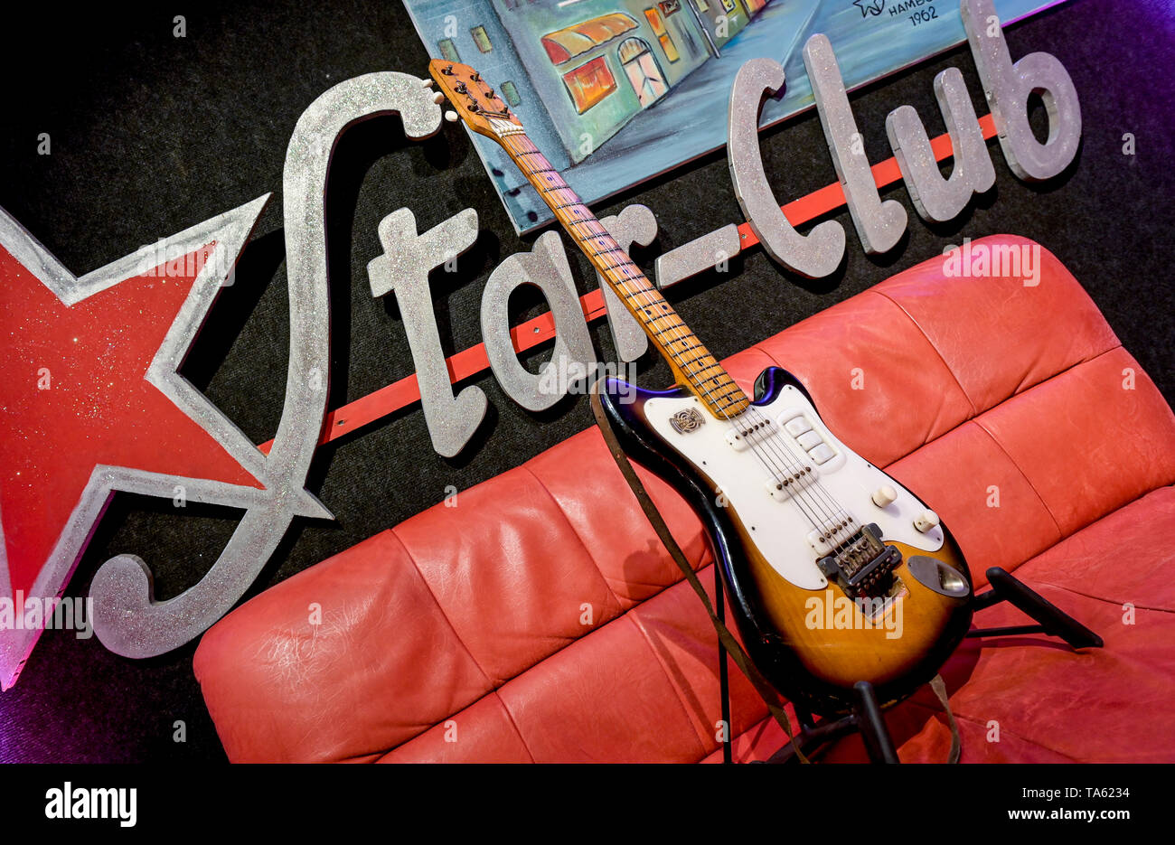 Hamburg, Deutschland. 22. Mai, 2019. George Harrison "Futurama" Gitarre ist auf Anzeige auf einer Couch im Hamburger' Nr. 1 Guitar Center' vor der Auktion in London. Die Beatles Mitglied spielte diese Gitarre während seiner legendären Gastspiele der Band in Hamburg. Es wird geschätzt im Wert von bis zu 300 000 GBP (ca. 343 000) und wird in London am 12. Juni versteigert werden. Quelle: Axel Heimken/dpa/Alamy leben Nachrichten Stockfoto