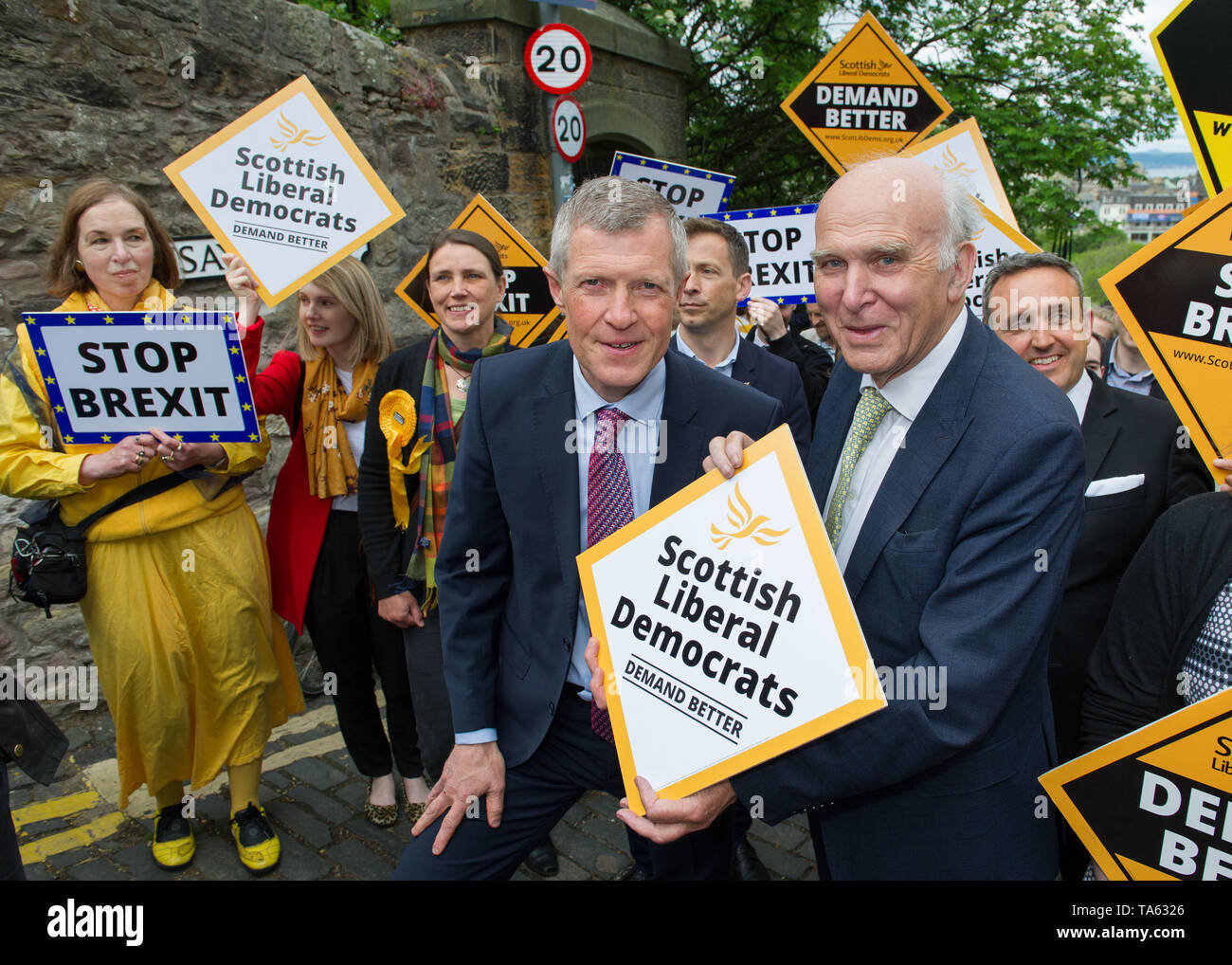 Edinburgh, Großbritannien. 22. Mai 2019. Am Vorabend der Wahlen zum Europäischen Liberaldemokraten Vince Cable Kundgebungen Aktivistinnen und Aktivisten in Edinburgh. Am Anfang einer ganztägigen UK-weite Tour Vince Cable wird sagen, dass die Fraktion der Liberalen und Demokratischen Partei Europas eingestellt sind, Gewinne, einschließlich in Schottland machen, als stärkste Partei des Bleiben in Großbritannien. Credit: Colin Fisher/Alamy leben Nachrichten Stockfoto