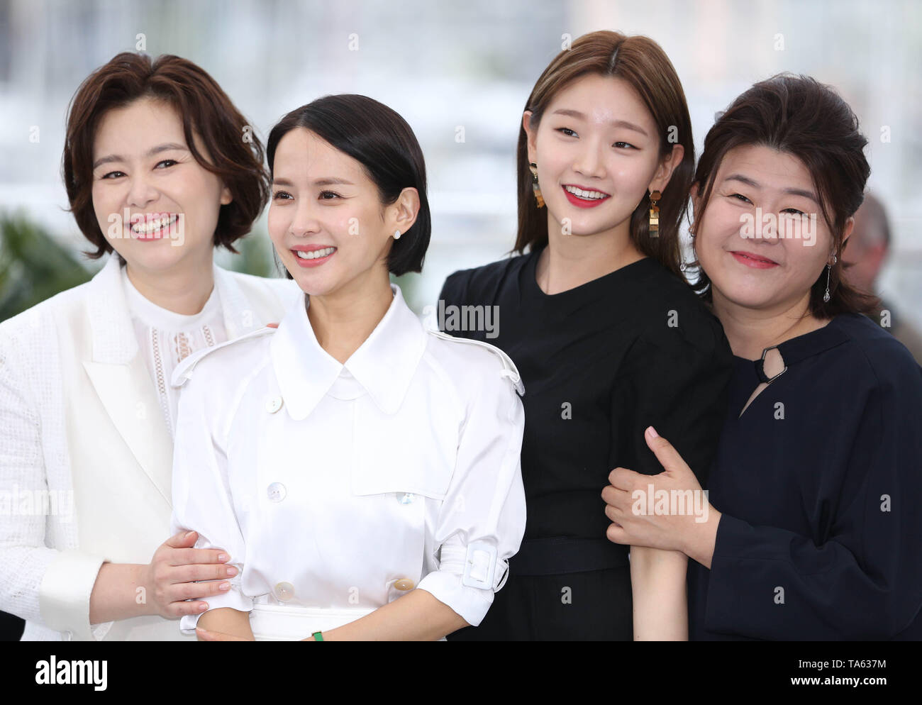 Cannes, Frankreich. 22. Mai, 2019. Schauspielerinnen Cho Yeo-jeong (2 L) und Park So-dam (2. R) darstellen, während ein Fotoshooting für "Parasiten" auf dem 72. Filmfestival in Cannes Cannes, Frankreich, 22. Mai 2019. "Parasit" konkurrieren um die Palme d'Or mit 20 anderen Filmen. Credit: Gao Jing/Xinhua/Alamy leben Nachrichten Stockfoto