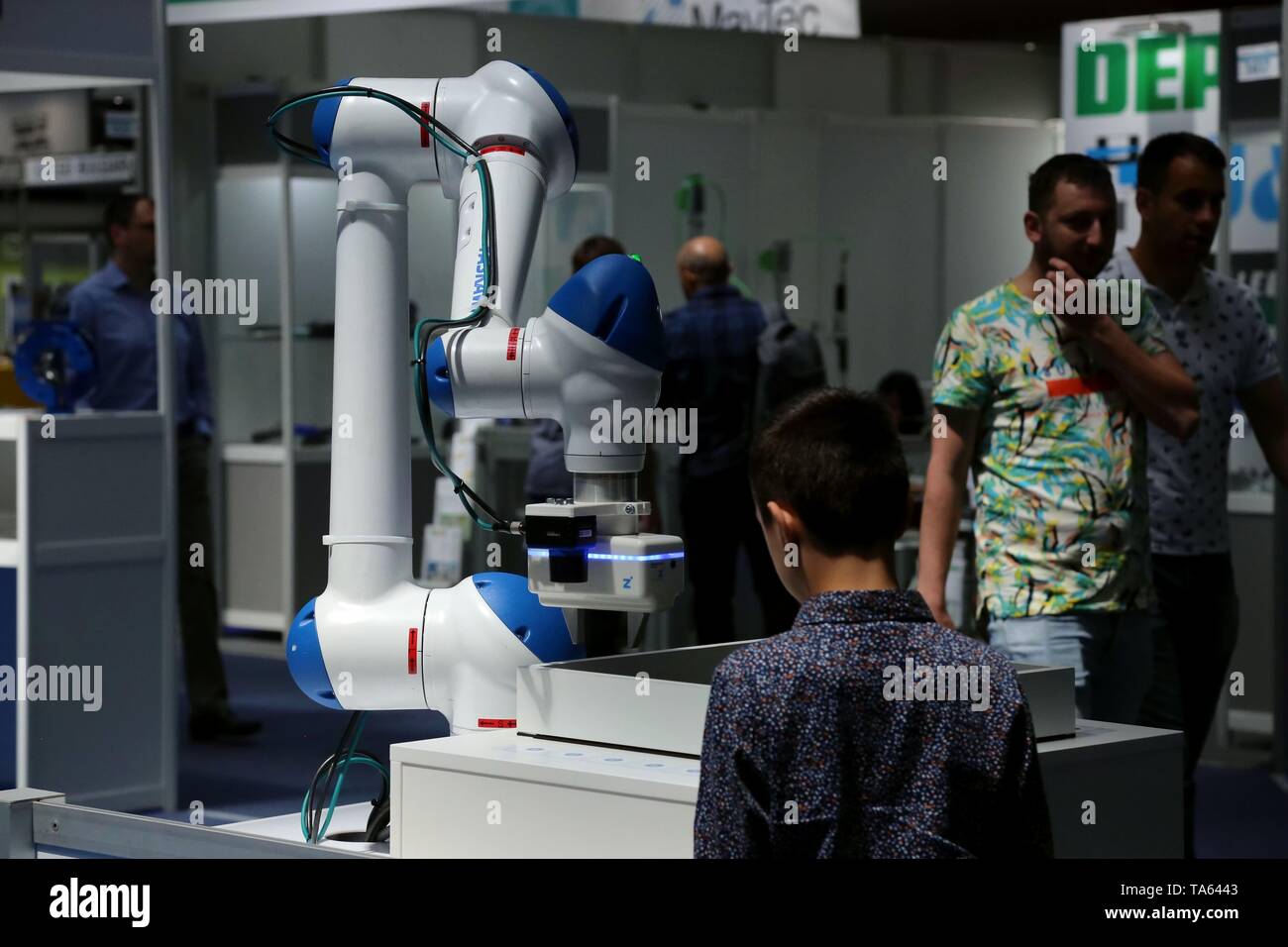 Belgrad, Serbien. 21 Mai, 2019. Ein Kind auf einem Roboterarm während der 63. Internationalen Fachmesse für Technik und technische Errungenschaften in Belgrad, Serbien, am 21. Mai 2019. Die jährliche internationale Messe für technische Errungenschaften, die in Belgrad am Dienstag eröffnet wurde, fördert die Serbische Unternehmen smart factory Lösungen, digitale Automatisierung und Technologien, die Sie auf dem globalen Markt wettbewerbsfähig zu machen. Credit: Shi Zhongyu/Xinhua/Alamy leben Nachrichten Stockfoto